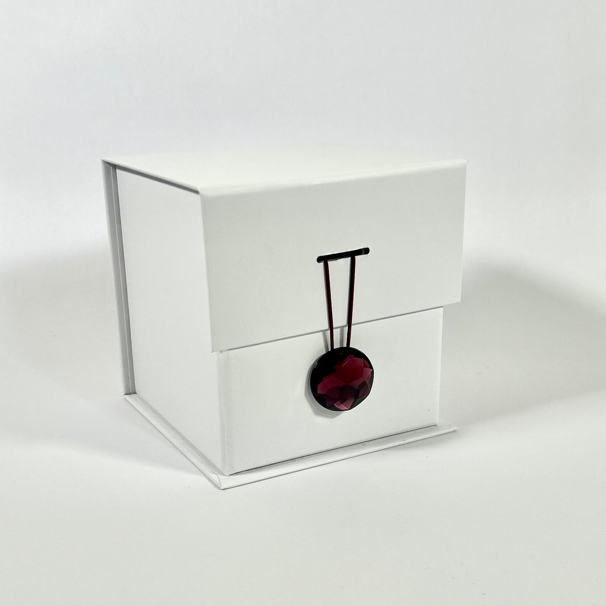 Classics collection -White-Black plum & Rhubarb Scented Candle Silique